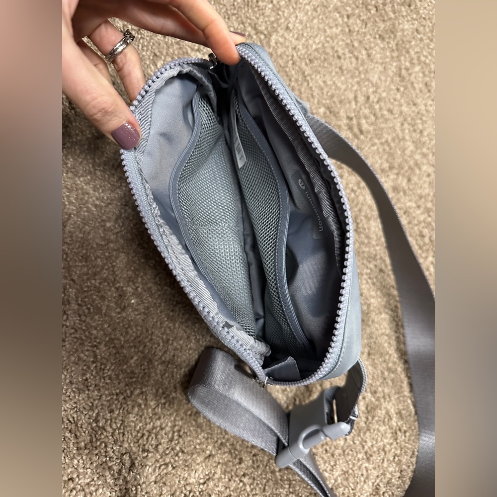 lululemon athletica Grey Everywhere 2L Large Belt Bag NWOT - Picture 3 of 4